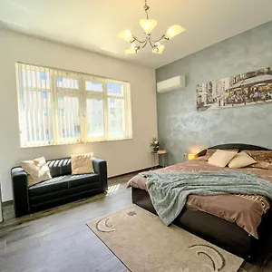 Cozy 2-bedroom Flat In The Very Center Of Apartamento